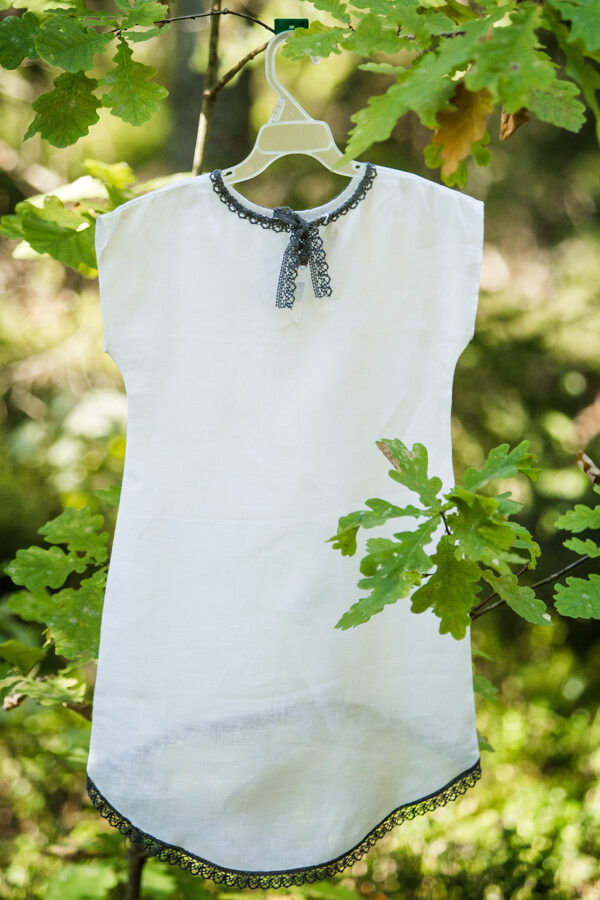 Girl's linen dress with straps