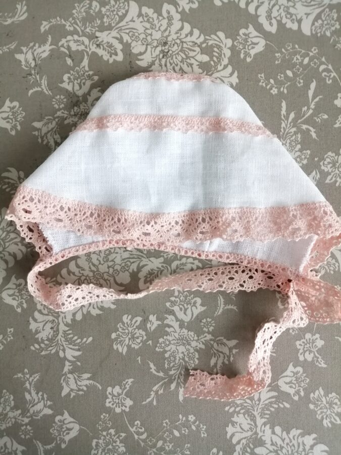 Linen cap with lace