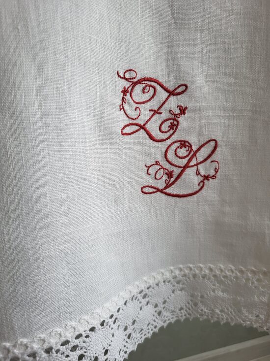 Lina pirts dvielis ar izšuvumu un mežģīni