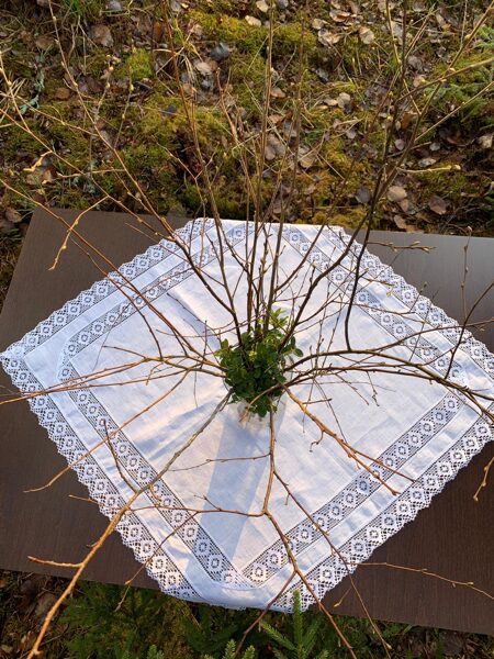 Linen tablecloth with double lace 80x80cm